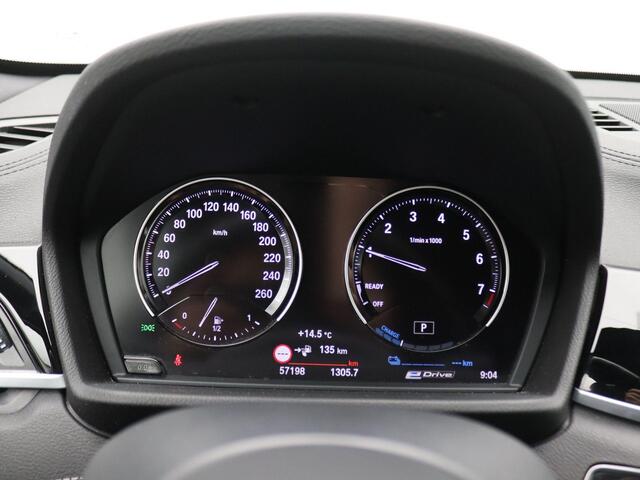 BMW X1 xDrive25e eDrive Edition 220PK Aut. SOH 88%, Pano-Schuifdak, M-Sport, Head-Up Display, Alarm, Trekhaak, 18" LM Velgen, Lederen Bekleding, Achteruitrijcamera, Stoelverwarming