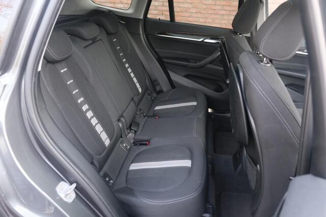 BMW X1 sDrive18i 140pk Aut. High Executive | Navi | Climate | Panoramadak | Head-up Display | Elektrische Achterklep | Stoelverwarming | PDC | Trekhaak