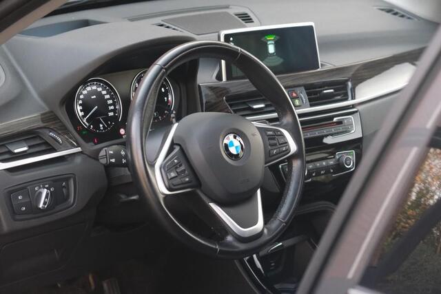 BMW X1 sDrive18i 140pk Aut. High Executive | Navi | Climate | Panoramadak | Head-up Display | Elektrische Achterklep | Stoelverwarming | PDC | Trekhaak