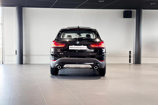BMW X1 sDrive20i Executive Edition | Glazen Panoramadak | Head-up Display | Achteruitrijcamera |