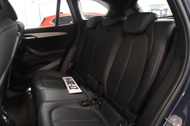BMW X1 sDrive20i Orange Edition III | Panoramadak | Camera | Sportstoelen | Trekhaak | Leder bekleding | DAB+ | Stoelverwarming | Elektr achterklep |