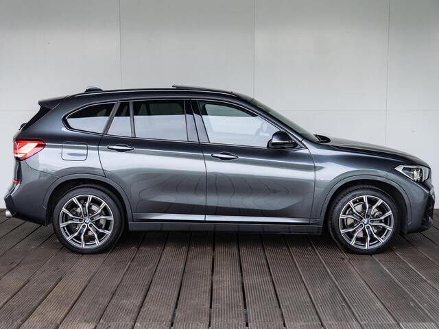 BMW X1 sDrive20i | High Executive | M Sportpakket | Achteruitrijcamera | Panoramadak | Stoelverwarming | Head-Up Display | 19''