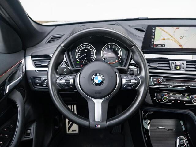 BMW X1 sDrive20i | High Executive | M Sportpakket | Achteruitrijcamera | Panoramadak | Stoelverwarming | Head-Up Display | 19''