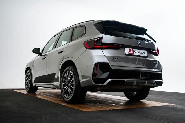 BMW X1 xDrive25e M Sport - Sportstoelen - Elektrisch verwarmde voorstoelen - Comfort Access - Driving Assistant Plus - Automatisch dimmende binnenspiegel - Grootlichtassistent - Sportstuurwiel -