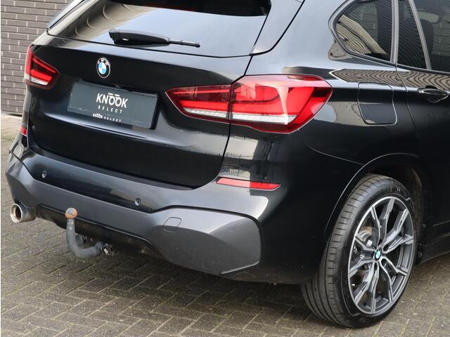 BMW X1 xDrive25e High Executive M Sport Pakket Automaat / Panoramadak / Trekhaak / Shadow Line / LED / Head-up Display / Sportstoelen / 19 Inch / Leder / Parkeersensoren voor+achter / Stoelverwarming / Harman Kardon / Achteruitrijcamera / Stuurwielverwarming / E