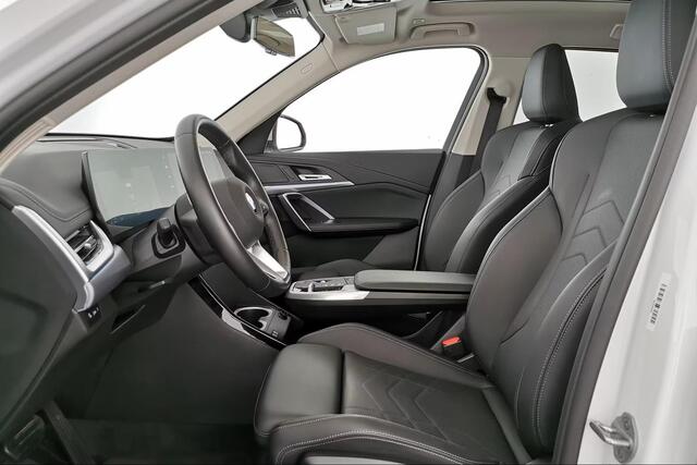 BMW X1 sDrive18iA xLine ** ADAPT. LED, LEDER, PANORAMA, TREKH, ADAPT. CRUISE, ACT. SPORTST ** 1e EIG - Ex BMW-AG - UNFALLFREI ** ** INFORMEER OOK NAAR ONZE AANTREKKELIJKE FINANCIAL-LEASE TARIEVEN **