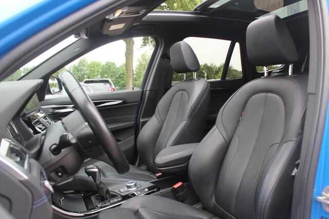 BMW X1 xDrive25e eDrive Ed. M Sport / Trekhaak / Panoramadak / Camera / Head-up / 19'' / Memory seats / Leder / Stuurverwarming / Navigatie / DAB / Stoelverwarming / Cruise Control