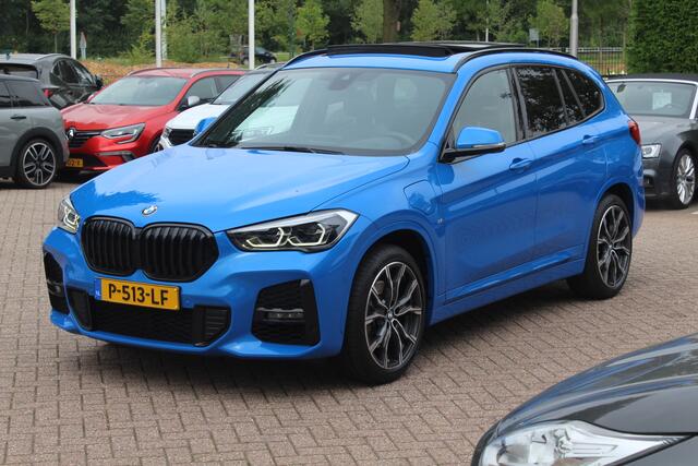 BMW X1 xDrive25e eDrive Ed. M Sport / Trekhaak / Panoramadak / Camera / Head-up / 19'' / Memory seats / Leder / Stuurverwarming / Navigatie / DAB / Stoelverwarming / Cruise Control