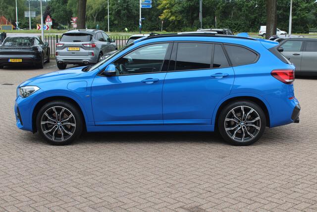BMW X1 xDrive25e eDrive Ed. M Sport / Trekhaak / Panoramadak / Camera / Head-up / 19'' / Memory seats / Leder / Stuurverwarming / Navigatie / DAB / Stoelverwarming / Cruise Control