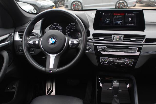 BMW X1 xDrive25e eDrive Ed. M Sport / Trekhaak / Panoramadak / Camera / Head-up / 19'' / Memory seats / Leder / Stuurverwarming / Navigatie / DAB / Stoelverwarming / Cruise Control
