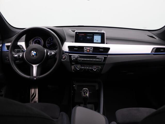 BMW X1 sDrive20i High Executive | M Sportpakket | Achteruitrijcamera | Panoramadak | Driving Assistant Plus | Active Cruise Control | Head-Up Display | Harman Kardon | 18''
