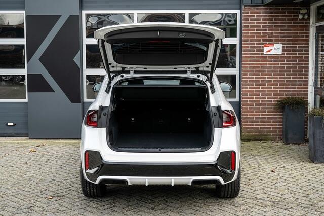 BMW X1 25e xDrive M Sport | Panorama | Shadow | Camera | Elek. Trekhaak | Adap. led | Stoelverwarming | 20' inch |