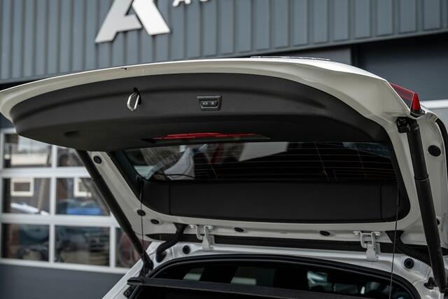 BMW X1 25e xDrive M Sport | Panorama | Shadow | Camera | Elek. Trekhaak | Adap. led | Stoelverwarming | 20' inch |