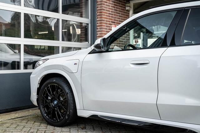 BMW X1 25e xDrive M Sport | Panorama | Shadow | Camera | Elek. Trekhaak | Adap. led | Stoelverwarming | 20' inch |