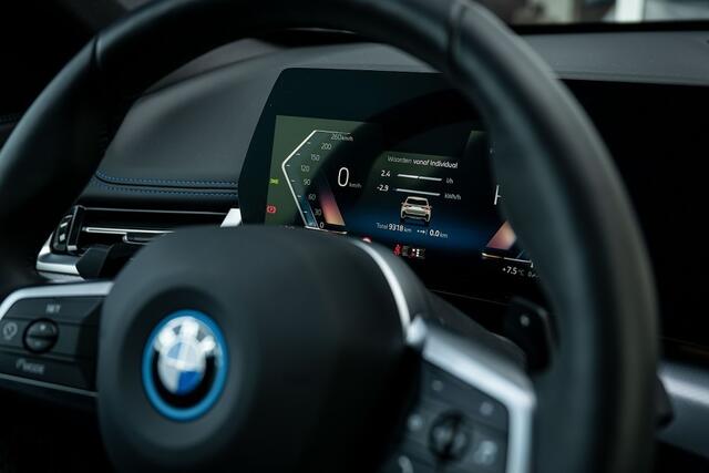 BMW X1 25e xDrive M Sport | Panorama | Shadow | Camera | Elek. Trekhaak | Adap. led | Stoelverwarming | 20' inch |