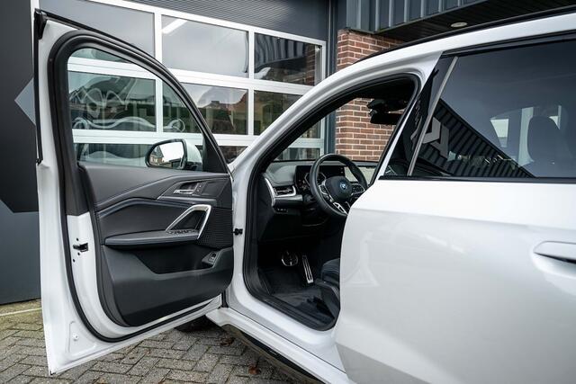 BMW X1 25e xDrive M Sport | Panorama | Shadow | Camera | Elek. Trekhaak | Adap. led | Stoelverwarming | 20' inch |