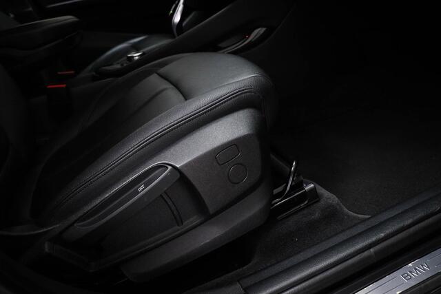 BMW X1 sDrive20i High Executive | LED | LEDER | STUUR / STOEL- VERWARMING | TREKHAAK | 18"