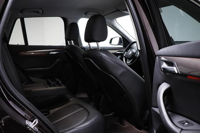 BMW X1 sDrive20i High Executive | LED | LEDER | STUUR / STOEL- VERWARMING | TREKHAAK | 18"
