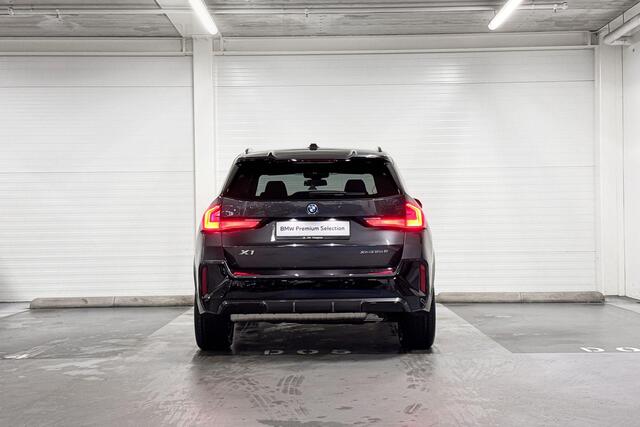 BMW X1 xDrive25e | M-Sport Pro | Innovation Pack | Comfort Pack | Driving Assistant Plus | Stoel Massage | Harman/Kardon | Comfort Access | Special Request Gun Metal II