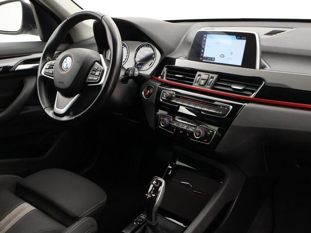 BMW X1 sDrive18i AUT. SPORTLINE + TREKHAAK | LED | SPORTSTOELEN | STOELVERWARMING | NAVIGATIE