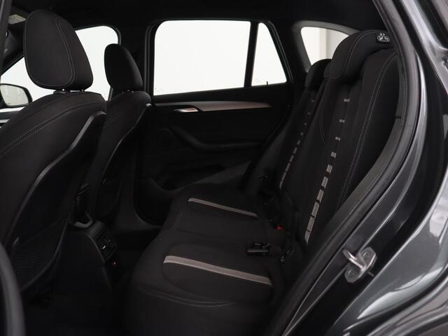 BMW X1 sDrive20i Executive | Sportstoelen | Head-Up | Full LED | Navigatie | DAB | Climate control | Parkeerhulp | Cruise control | Bluetooth