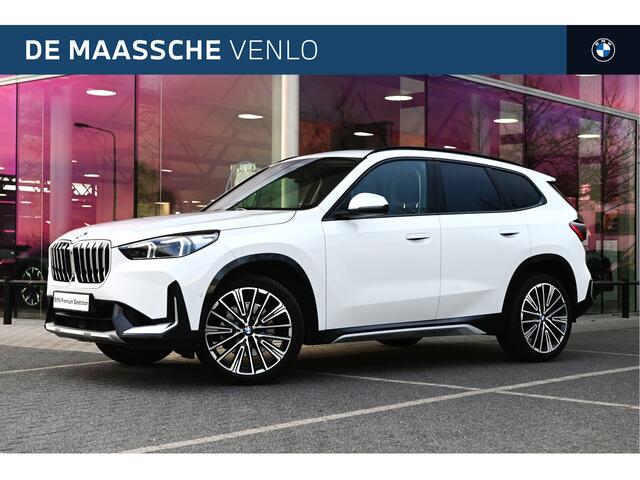 BMW X1 xDrive23i High Executive xLine Automaat / Panoramadak / Trekhaak / Sportstoelen / Head-Up / Adaptieve LED / Parking Assistant Plus / Comfort Access