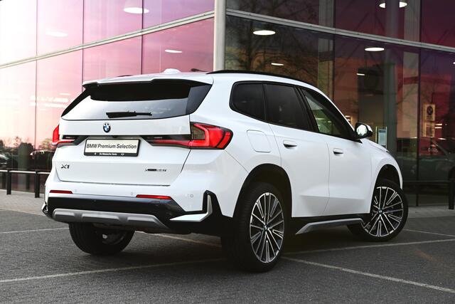 BMW X1 xDrive23i High Executive xLine Automaat / Panoramadak / Trekhaak / Sportstoelen / Head-Up / Adaptieve LED / Parking Assistant Plus / Comfort Access