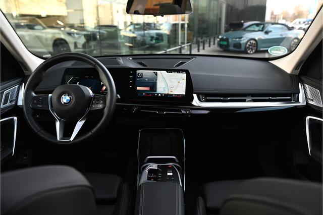 BMW X1 xDrive23i High Executive xLine Automaat / Panoramadak / Trekhaak / Sportstoelen / Head-Up / Adaptieve LED / Parking Assistant Plus / Comfort Access