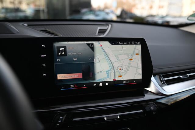 BMW X1 xDrive23i High Executive xLine Automaat / Panoramadak / Trekhaak / Sportstoelen / Head-Up / Adaptieve LED / Parking Assistant Plus / Comfort Access