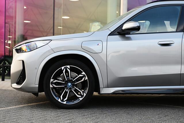 BMW X1 xDrive25e M Sport Automaat / Sportstoelen / Achteruitrijcamera / M Adaptief onderstel / Comfort Access / Adaptieve LED / Harman-Kardon / Stoelverwarming
