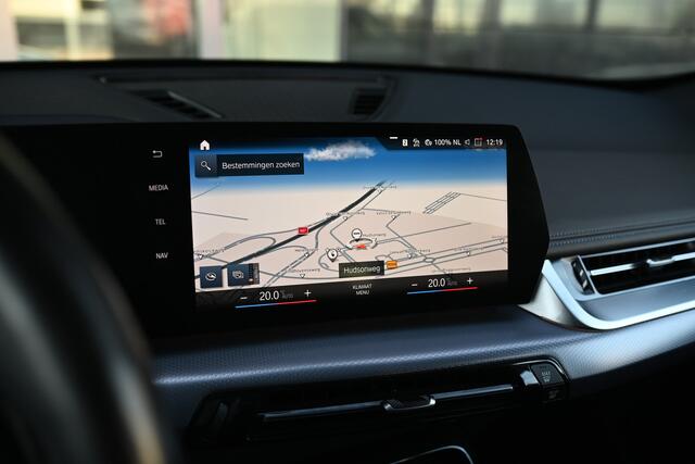 BMW X1 xDrive25e M Sport Automaat / Sportstoelen / Achteruitrijcamera / M Adaptief onderstel / Comfort Access / Adaptieve LED / Harman-Kardon / Stoelverwarming