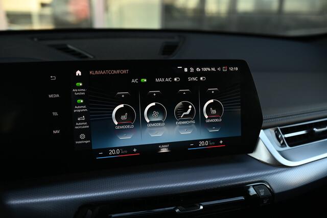 BMW X1 xDrive25e M Sport Automaat / Sportstoelen / Achteruitrijcamera / M Adaptief onderstel / Comfort Access / Adaptieve LED / Harman-Kardon / Stoelverwarming