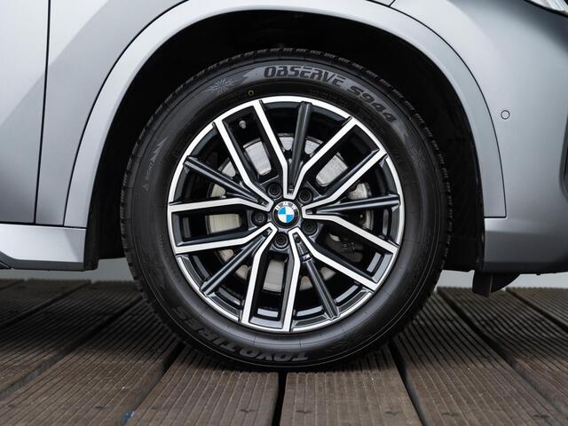 BMW X1 xDrive23i | M Sportpakket | Travel Pack | Achteruitrijcamera | Panoramadak | Stoelverwarming | 18''