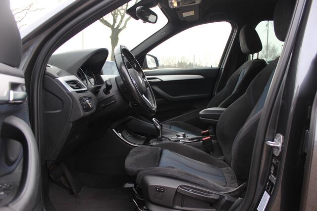 BMW X1 sDrive18i Executive Ed. M Sport / Trekhaak / Camera / Head-up / Alcantara / Navigatie / Sportstoelen / Getint glas / Cruise Control