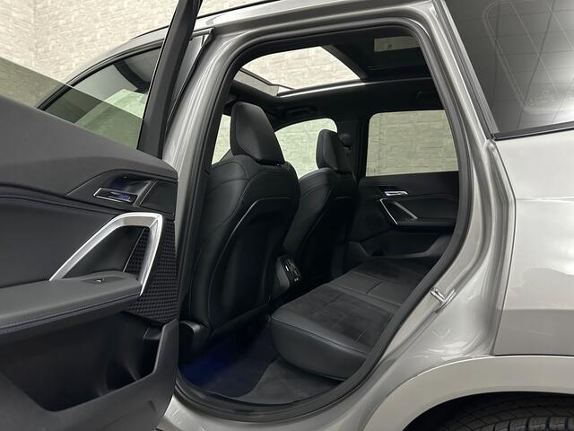BMW X1 18i M-Sport Performance-Pack | Panorama | Sportstoelen | Carbon | Keyless-Entry | Sfeerverlichting | Achteruitrij-Camera | Carplay | Full-LED | Black-Optic | Getint Glas | Stoelverwarming | Draadloos Laden |