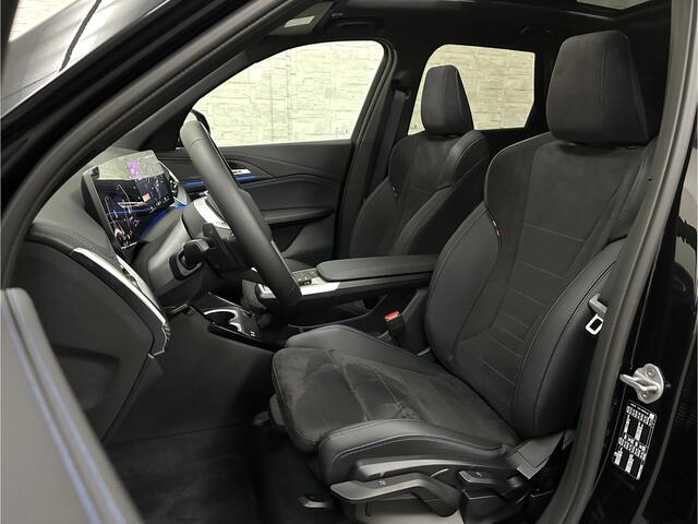 BMW X1 18i M-Sport Performance-Pack | Panorama | Sportstoelen | Carbon | Keyless-Entry | Sfeerverlichting | Achteruitrij-Camera | Carplay | Full-LED | Black-Optic | Getint Glas | Stoelverwarming | Draadloos Laden |