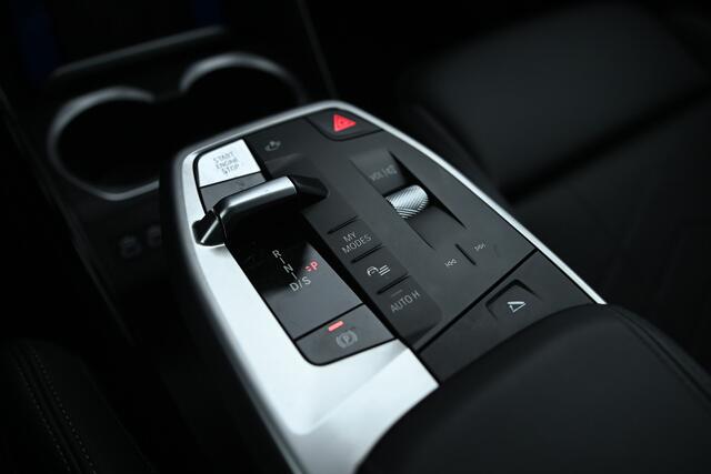 BMW X1 sDrive18i M Sport Automaat / Trekhaak / Sportstoelen / Achteruitrijcamera / M Adaptief onderstel / Comfort Access / Adaptieve LED / Stoelverwarming