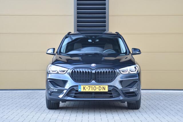 BMW X1 sDrive20i VDL Nedcar Edition * Sportstoelen * Panoramadak * Trekhaak * Face Lift * Head-up *