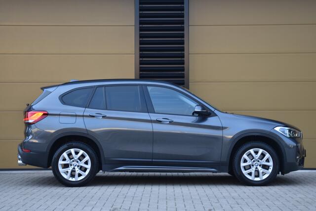 BMW X1 sDrive20i * Sportstoelen * Trekhaak * Sportline * LED * Facelift *