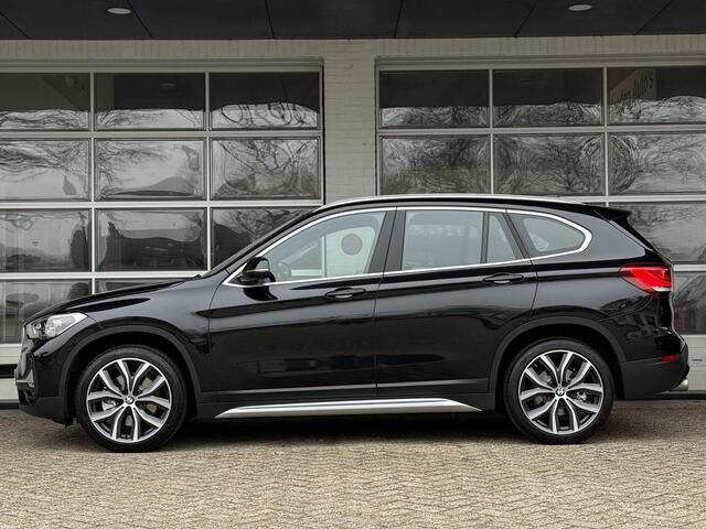 BMW X1 sDrive20i VDL Nedcar Edition | PANORAMA | 19 INCH LM VELGEN | SPORTSTOELEN | ADAPT. CRUISE | SPORTSTOELEN | CAMERA |