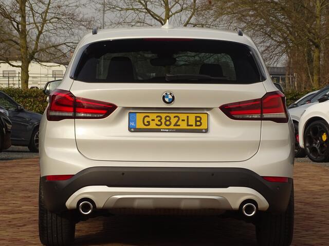 BMW X1 sDrive20i ParelWeiss | Full Options | HUD | NavPro | Stoelverw | All wheater | Uniek