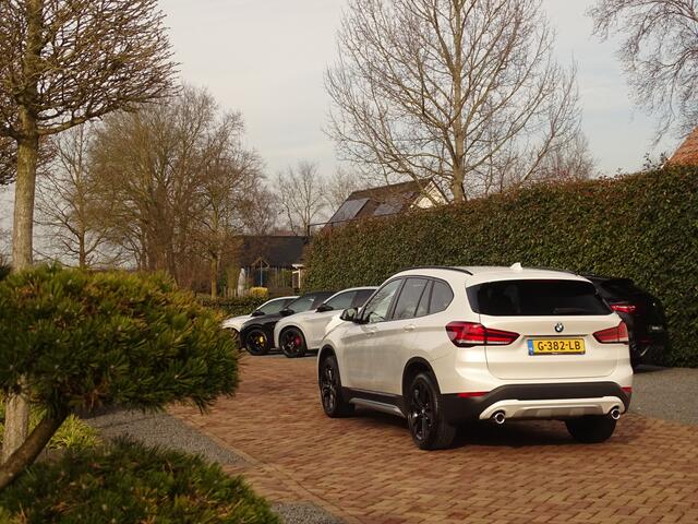BMW X1 sDrive20i ParelWeiss | Full Options | HUD | NavPro | Stoelverw | All wheater | Uniek