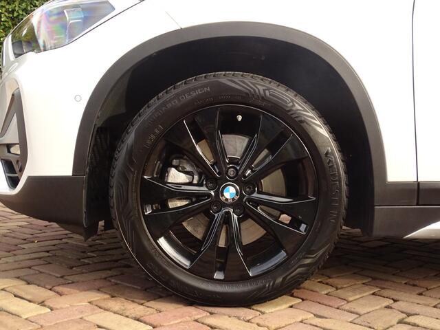 BMW X1 sDrive20i ParelWeiss | Full Options | HUD | NavPro | Stoelverw | All wheater | Uniek