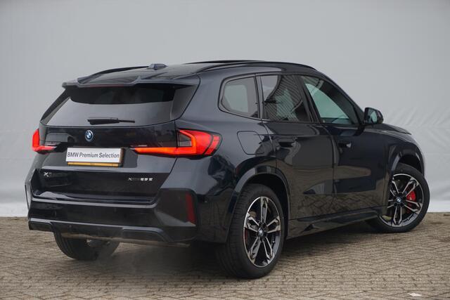 BMW X1 xDrive25e M Sportpakket Pro 19'' / Panoramadak / Trekhaak / Harman Kardon / Elektrisch verstelbare stoelen