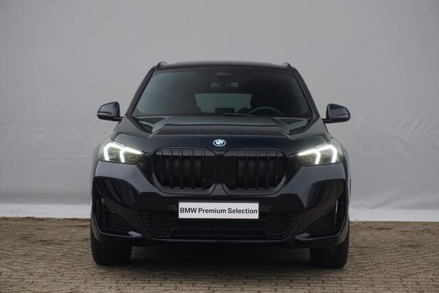 BMW X1 xDrive25e M Sportpakket Pro 19'' / Panoramadak / Trekhaak / Harman Kardon / Elektrisch verstelbare stoelen