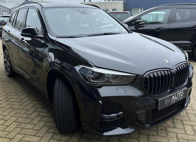 BMW X1 xDrive25e | PANO | 19" | HUD | H&K | 1ste Eigenaar | LED | FULL OPTION! | Dealer Onderhouden!