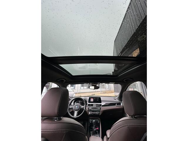 BMW X1 xDrive25e | PANO | 19" | HUD | H&K | 1ste Eigenaar | LED | FULL OPTION! | Dealer Onderhouden!