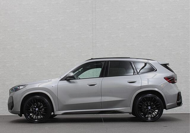 BMW X1 18i M-Sport | Panorama | Sportstoelen | Keyless-Entry | Sfeerverlichting | Achteruitrij-Camera | 5x op voorraad! | Carplay | Full-LED | Black-Optic | Getint Glas | Stoelverwarming | Draadloos Laden |