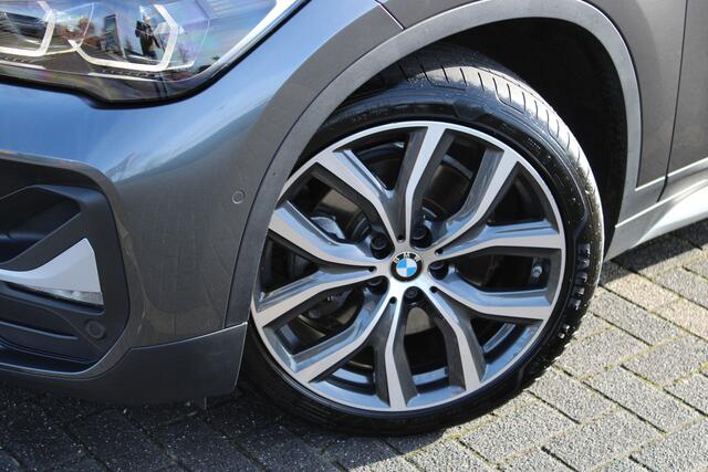 BMW X1 xDrive25e High Executive xLine Automaat / Panoramadak / Sportstoelen / Comfort Access / LED / Head-Up