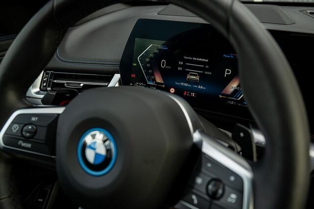 BMW X1 25e xDrive M Sport | Panorama | Shadow | ACC | 360° Camera | Head-Up | Adap. led | Stoelverwarming | 19' inch |